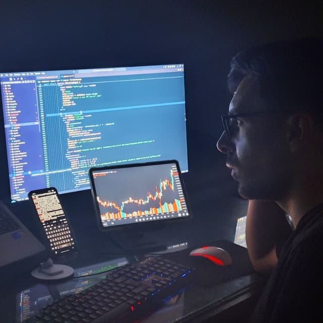 Hussein aan een multi-monitor ontwikkelsetup